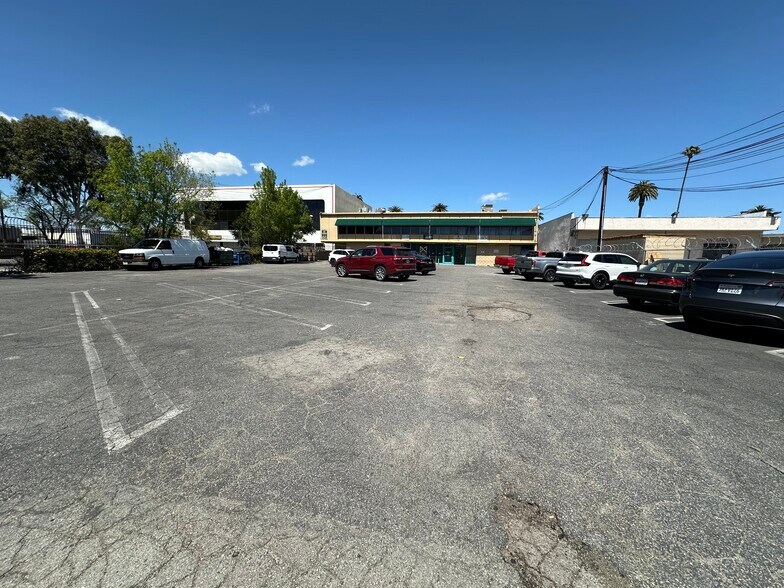 21044 Sherman Way, Canoga Park, CA à louer - Photo du bâtiment - Image 2 de 19
