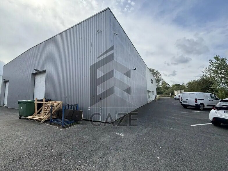 Industrial in Le Haillan for lease - Building Photo - Image 1 of 8