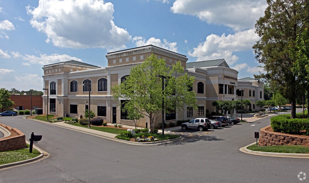 11220 Elm Ln, Charlotte, NC à louer - Photo du bâtiment - Image 2 de 15