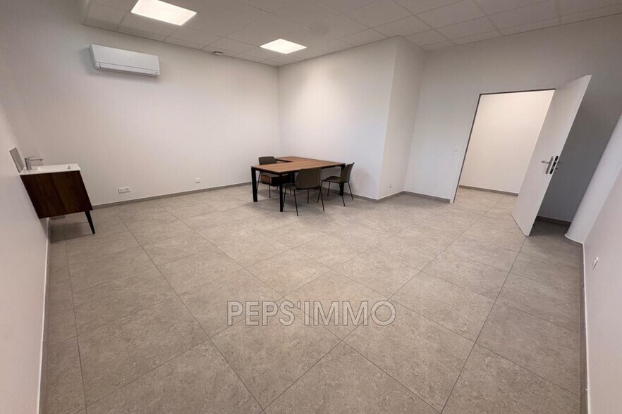 Medical in Gignac-la-Nerthe for lease - Building Photo - Image 2 of 7