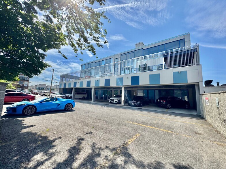 215-15 Northern Blvd, Bayside, NY à vendre - Photo du bâtiment - Image 2 de 63