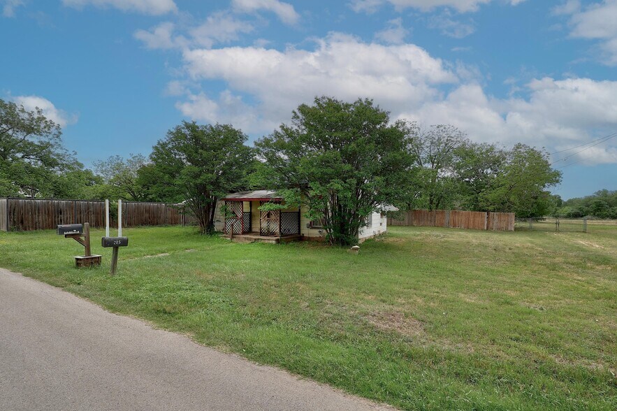209 Fallwell St, Liberty Hill, TX for sale - Primary Photo - Image 2 of 7