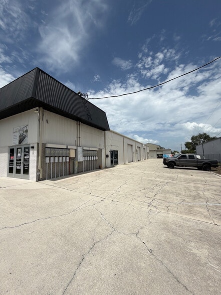 Ark Plaza portfolio of 2 properties for sale on LoopNet.ca - Building Photo - Image 2 of 8