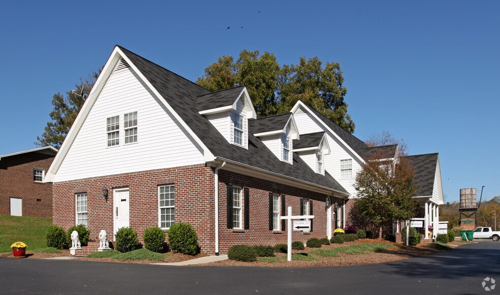 288 East St, Pittsboro, NC à louer - Photo du bâtiment - Image 3 de 3