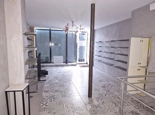 Retail in Paris for lease - Interior Photo - Image 2 of 7