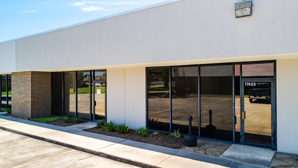 17449-17497 Village Green Dr, Houston, TX for lease - Building Photo - Image 3 of 6