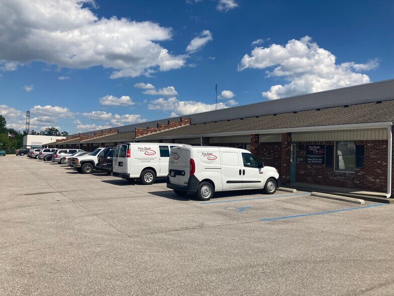8225-8253 Indy Ln, Indianapolis, IN for lease - Building Photo - Image 2 of 10