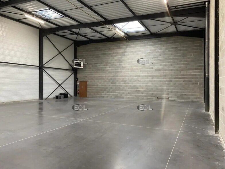 Industrial in Genas for lease - Interior Photo - Image 3 of 17
