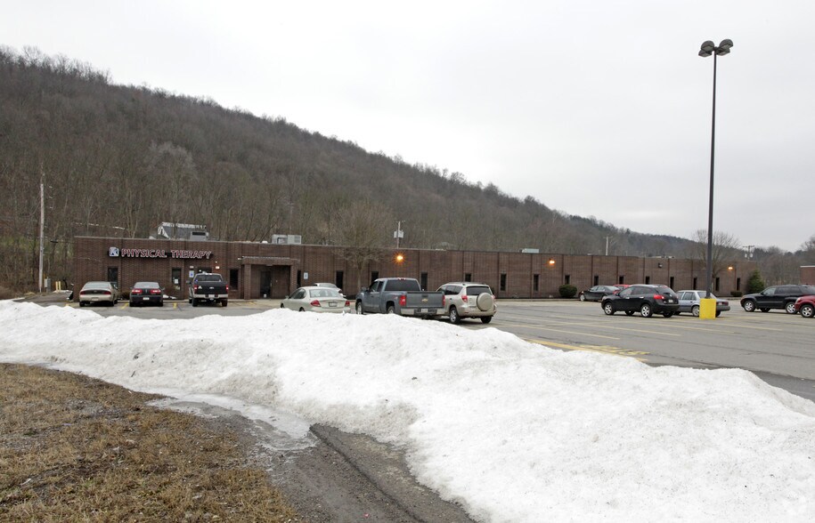 Green Garden Rd, Aliquippa, PA à louer - Photo du bâtiment - Image 2 de 4