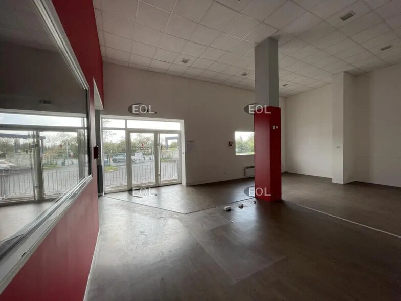 Flex in Coignières for lease - Interior Photo - Image 3 of 5