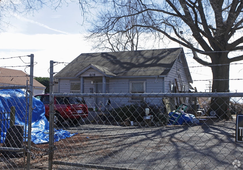 608 Rountree Rd, Charlotte, NC for lease - Primary Photo - Image 1 of 17