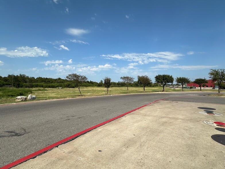 1609 N Texas Ave, Bryan, TX for lease - Building Photo - Image 2 of 4