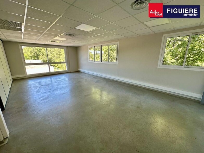 1 Rue Guy De Maupassant, Les Pennes-Mirabeau for lease - Interior Photo - Image 3 of 12