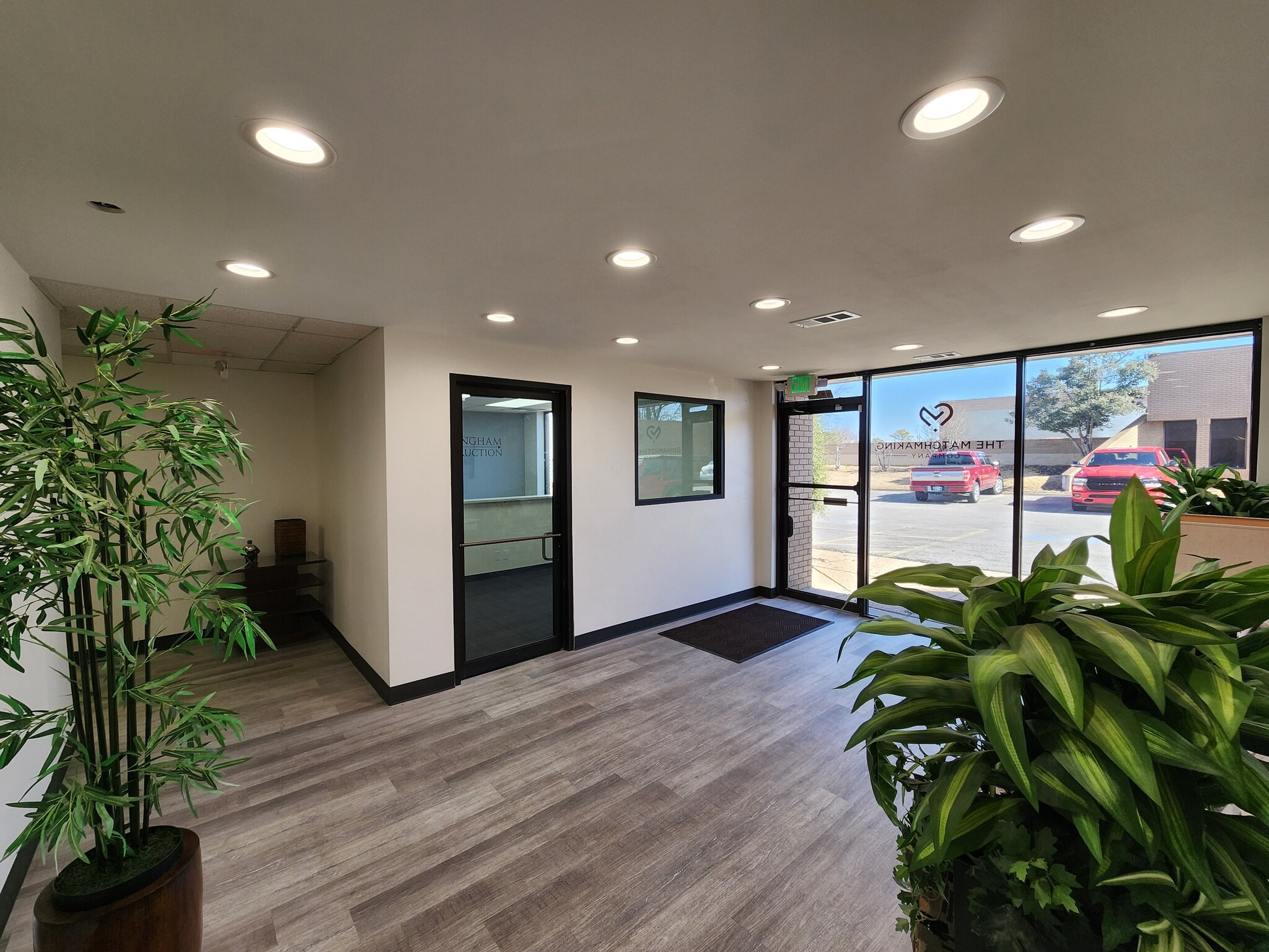 3040 N Hemlock Cir, Broken Arrow, OK for lease Interior Photo- Image 1 of 7