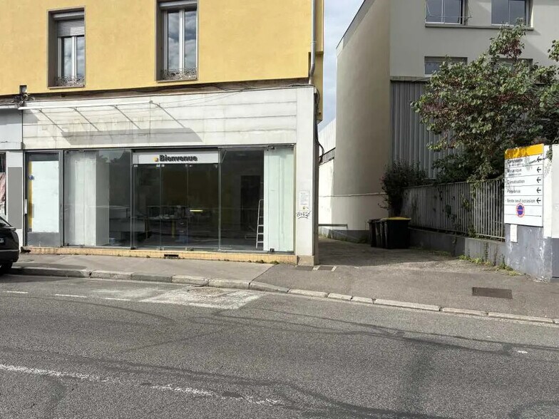 Flex dans Oullins à louer - Photo du bâtiment - Image 3 de 11