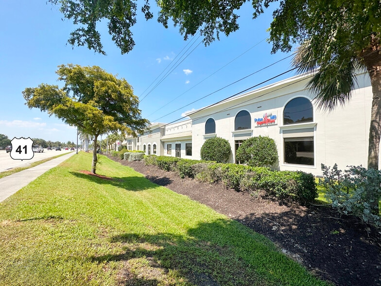 27180 Bay Landing Dr, Bonita Springs, FL à louer - Photo du bâtiment - Image 3 de 9