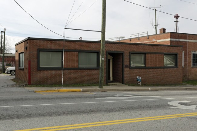 Plus de détails pour 109 W Atlantic St, South Hill, VA - Commerce de détail à vendre