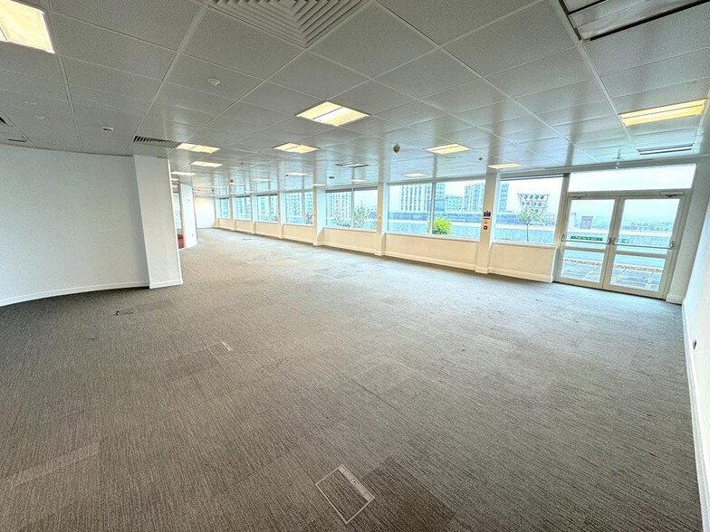 27 Great West Rd, Brentford for lease - Building Photo - Image 3 of 15