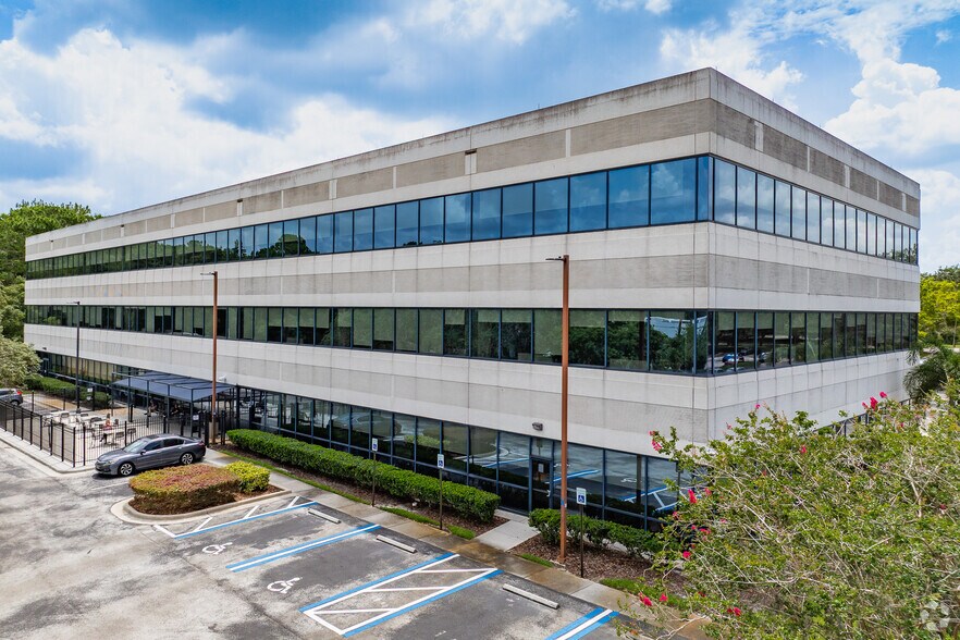 8800 Grand Oak Cir, Tampa, FL à louer - Photo du bâtiment - Image 2 de 8