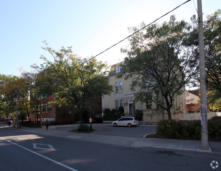150 Beverley St, Toronto, ON à louer - Photo du bâtiment - Image 2 de 32