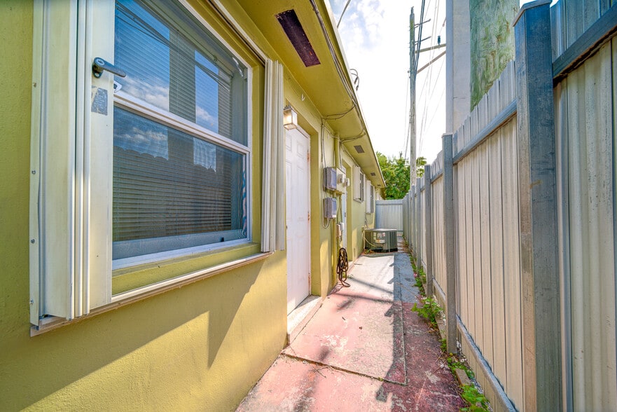 7358 SW 23rd St, Miami, FL à vendre - Photo du bâtiment - Image 2 de 41