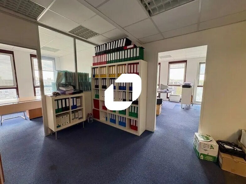 Office in Montigny-le-Bretonneux for lease - Interior Photo - Image 2 of 12