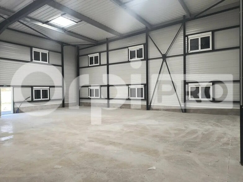 Flex in Reims for lease - Interior Photo - Image 2 of 4