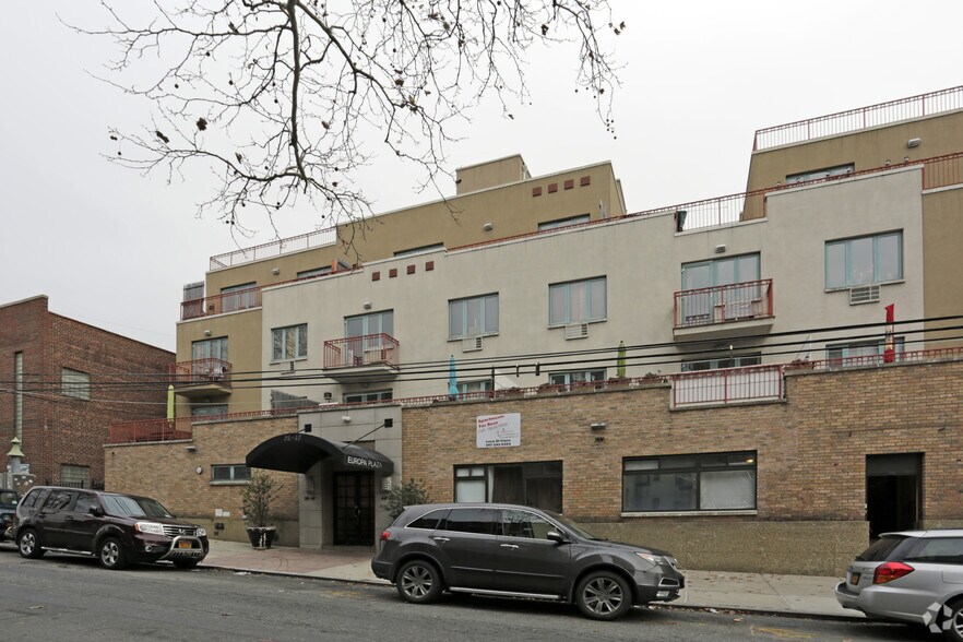 24-47 44th St, Astoria, NY for lease - Building Photo - Image 2 of 2