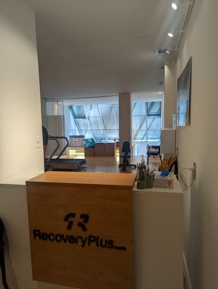 150 W 58th St, New York, NY for lease - Interior Photo - Image 3 of 16