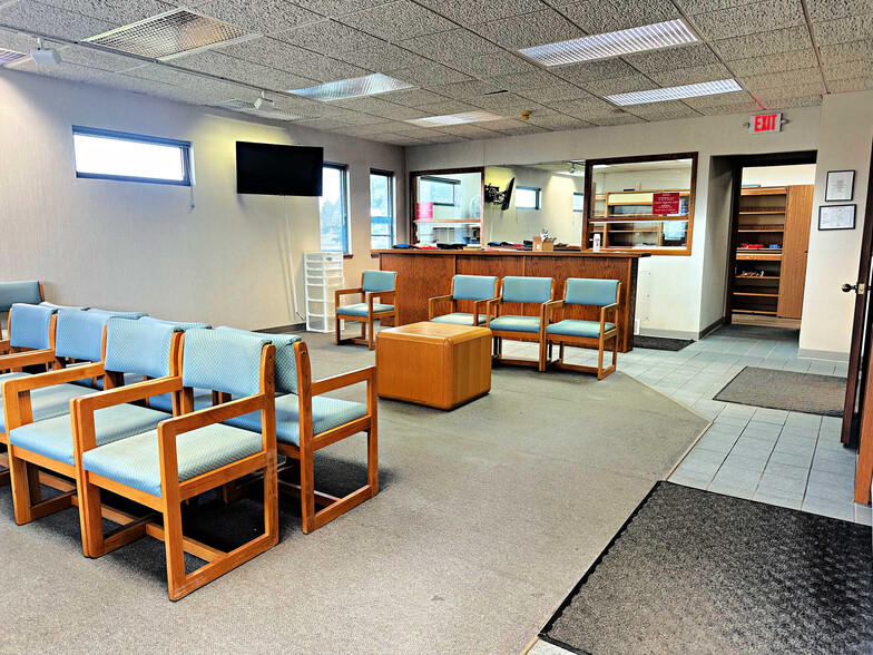 305 E San Marnan Dr, Waterloo, IA for sale - Building Photo - Image 2 of 6