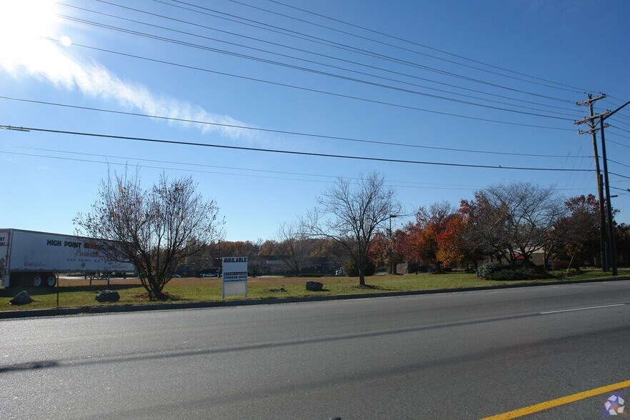 Sunset Rd, Charlotte, NC à vendre - Photo principale - Image 1 de 8
