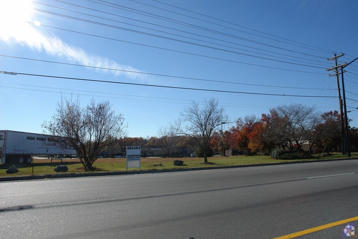 Sunset Rd, Charlotte, NC for sale Primary Photo- Image 1 of 9