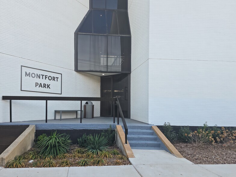 13747 Montfort Dr, Dallas, TX à louer - Photo du bâtiment - Image 3 de 14