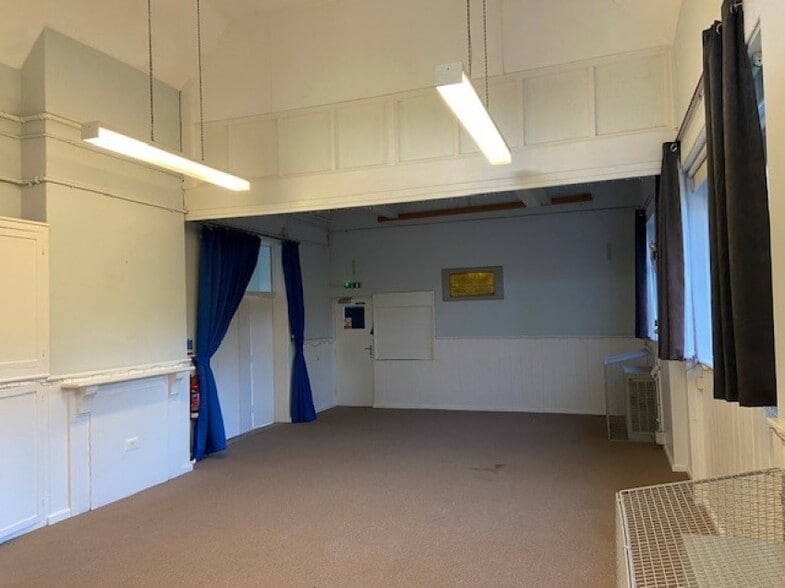 Pixham Lane, Dorking for lease - Interior Photo - Image 3 of 4