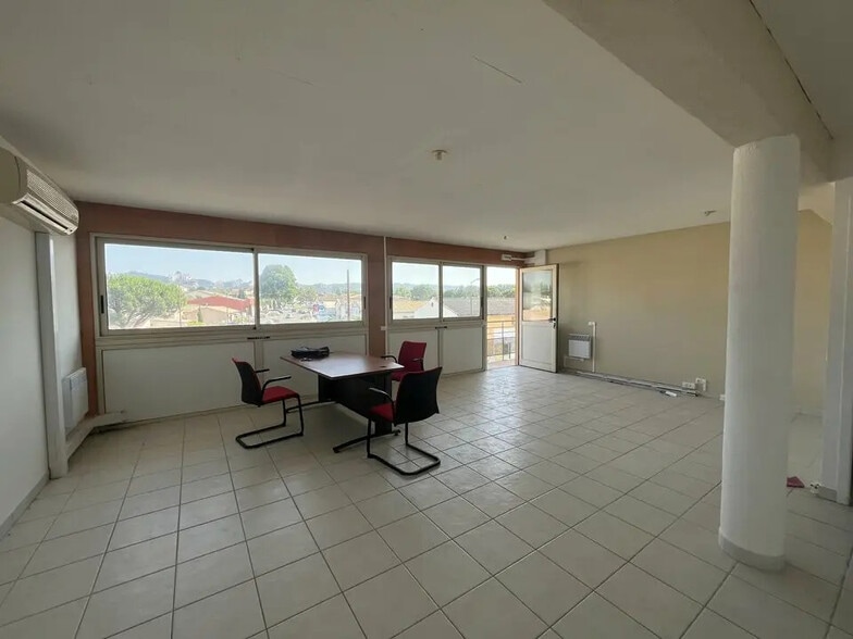 Office in Saint-Rémy-de-Provence for lease - Interior Photo - Image 2 of 4