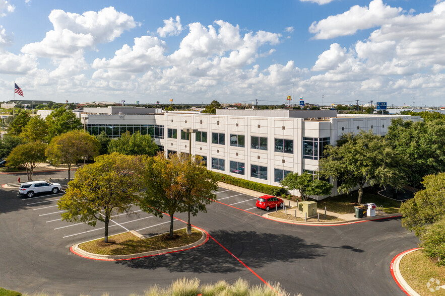 101 E Old Settlers Blvd, Round Rock, TX for lease - Building Photo - Image 1 of 13