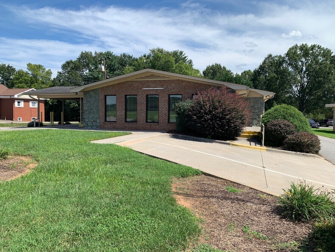 256 Hospital St, Mocksville, NC for lease Building Photo- Image 1 of 9