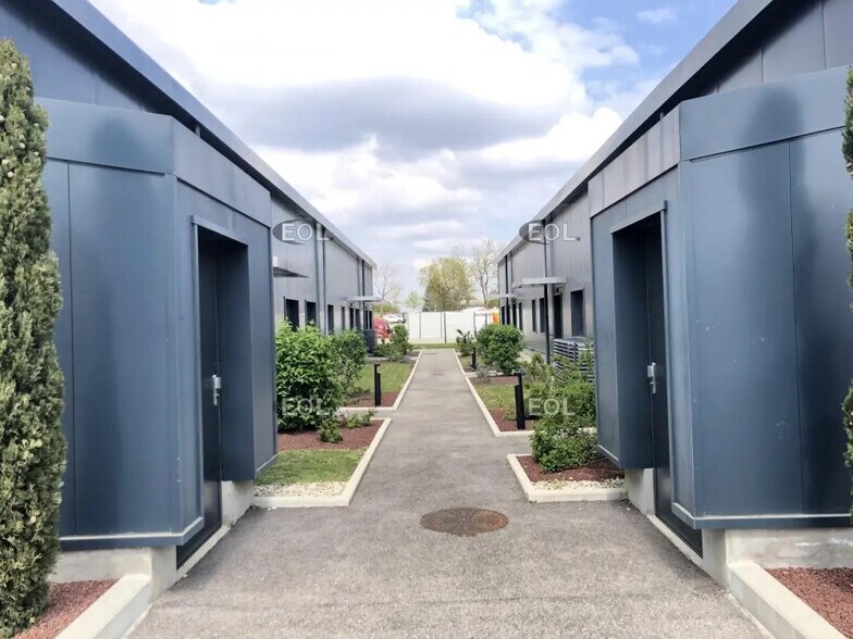 Flex dans Vénissieux à louer - Photo du bâtiment - Image 1 de 7