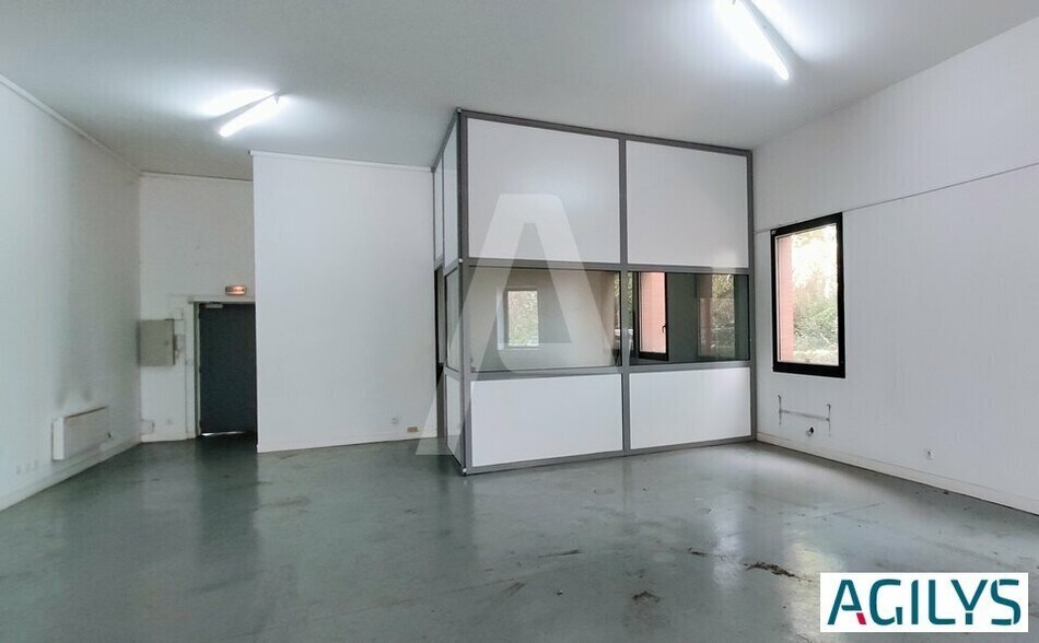 68 Rue Maryse Bastié, Igny for lease - Interior Photo - Image 3 of 4