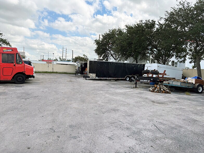 519 NE 43rd St, Oakland Park, FL for lease - Building Photo - Image 2 of 6