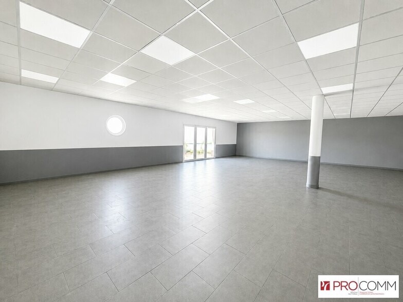 Retail in Avignon for lease - Interior Photo - Image 2 of 3