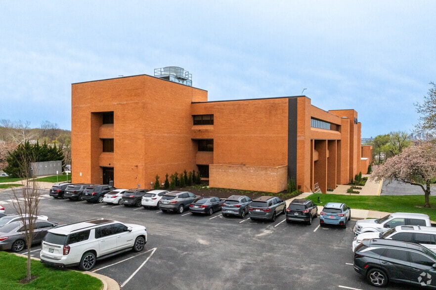 3315 N Oak Tfwy, Kansas City, MO for lease - Building Photo - Image 3 of 10
