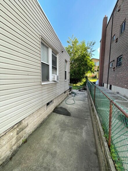 4319 Astoria Blvd, Long Island City, NY à vendre - Photo du bâtiment - Image 3 de 4