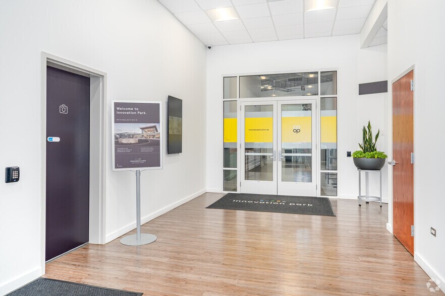 1930 Innovation Way, Libertyville, IL à louer - Hall d’entrée - Image 3 de 49