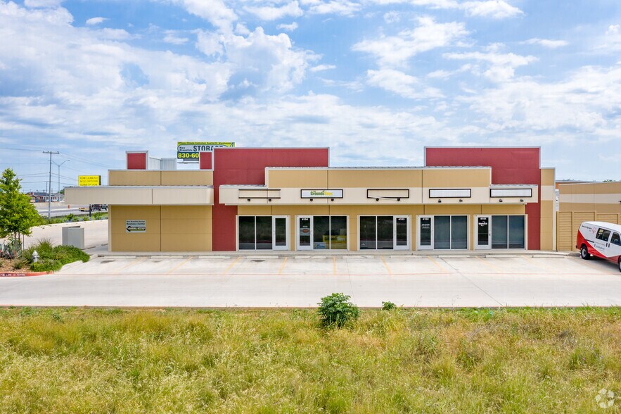 2090 N Interstate 35, New Braunfels, TX à louer - Photo du bâtiment - Image 3 de 5