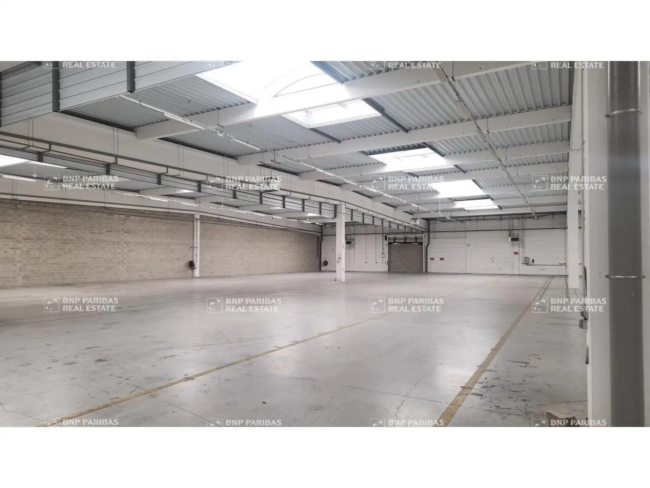 Flex in Ferrières-en-Brie for lease Interior Photo- Image 1 of 15