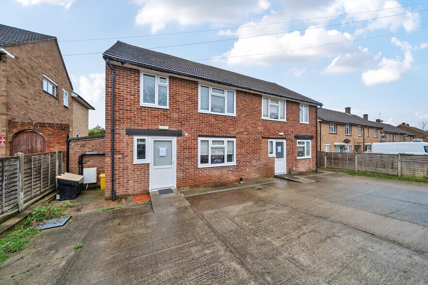 81-83 Colman Way, Redhill à vendre - Photo principale - Image 1 de 5