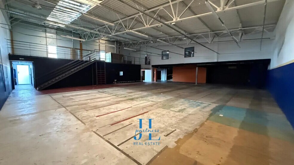 Retail in Pessac for lease - Interior Photo - Image 1 of 8