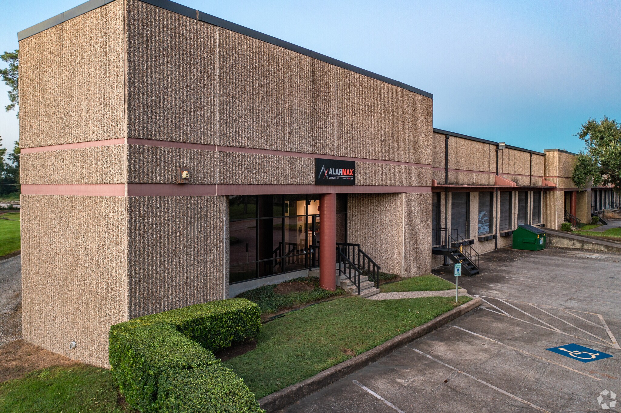 302-350 W 38th St, Houston, TX for lease Primary Photo- Image 1 of 13