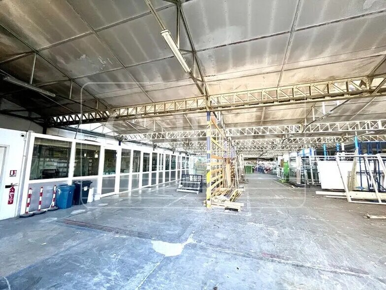 Flex in Marseille for lease - Interior Photo - Image 2 of 6